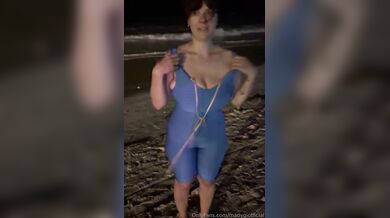 Mady topless al mare