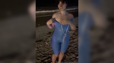 Mady topless al mare