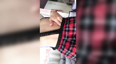 Qui sotto sono tutta bagnata,vuoi giocare?