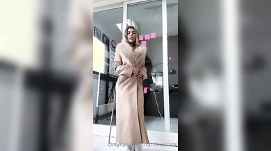 Tami si spoglia nuda of