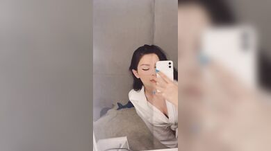 Selfie morettina con bel culo