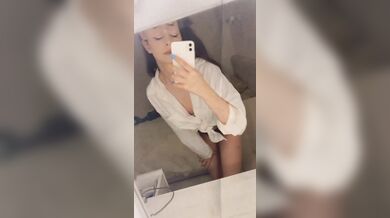 Selfie morettina con bel culo