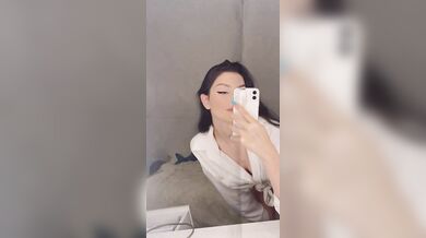 Selfie morettina con bel culo