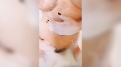 Bagno moglie tettona italiana