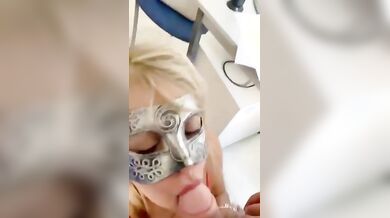 Pompino moglie sborrata in bocca video cuckold
