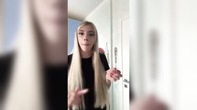 Che problemi avete se pagate per vedermi le tette e io faccio i soldi