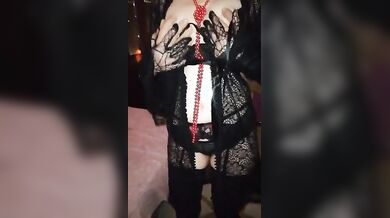 Vediamo come gli succhi il cazzo