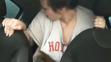 FAMMI GODERE - Giovane coppia fa sesso in auto