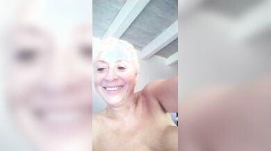 Camgirl italiana matura con la fica pelosa