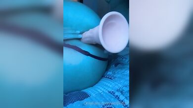 Wolfino si masturba col dildo of