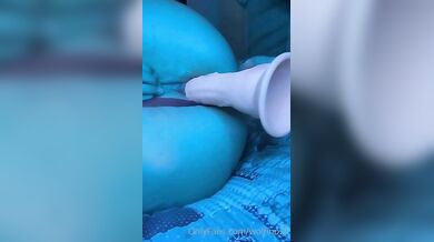 Wolfino si masturba col dildo of