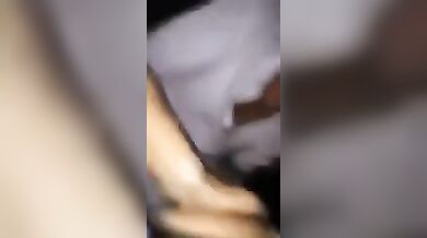 Zoccola Italiana Squirta in auto davanti agli amici