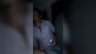 Zoccola Italiana Squirta in auto davanti agli amici