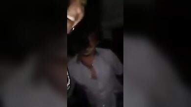 Zoccola Italiana Squirta in auto davanti agli amici