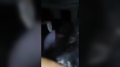 Zoccola Italiana Squirta in auto davanti agli amici