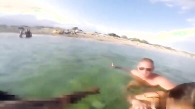 Troia italiana al mare succhia il cazzo a sconosciuti