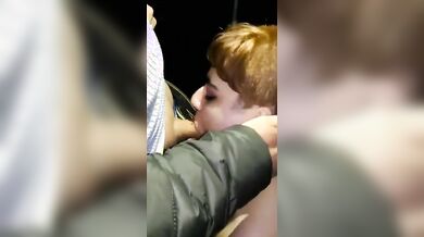 Troia italiana sborrata in faccia da gruppo di uomini