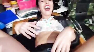 Coppia italiana scopa in ufficio davanti ai colleghi