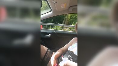 Moglie esibizionista si masturba in macchina