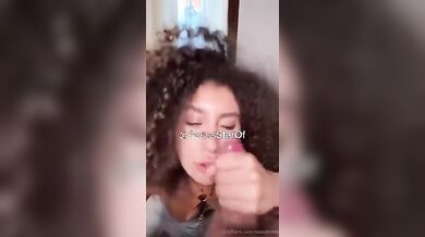 Beatrice Joi amatoriale che sega e fa un pompino