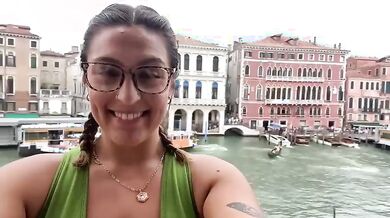 Esce le tettone a Venezia la porcella