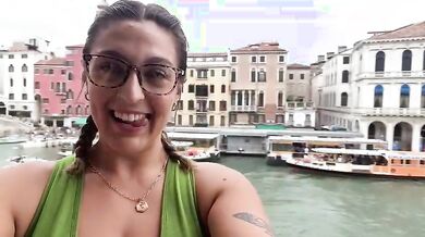 Esce le tettone a Venezia la porcella