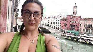 Esce le tettone a Venezia la porcella