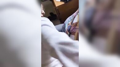 La mia fidanzata con occhiali lo prende a novanta