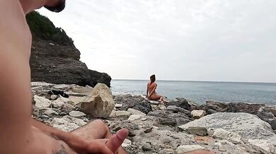 Esibizionista italiana fa un pompino a segaiolo sugli scogli