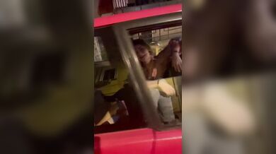 La stai sventrando leone - Beccati a scopare in macchina