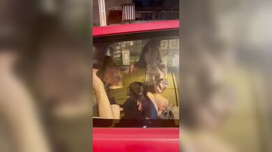 La stai sventrando leone - Beccati a scopare in macchina