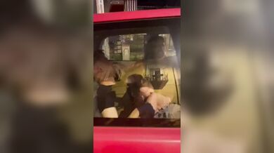 La stai sventrando leone - Beccati a scopare in macchina