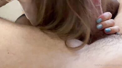 Milf tettona italiana scopata in autoreggenti sul divano