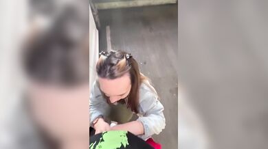 Pompino nel parcheggio del centro commerciale fidanzata