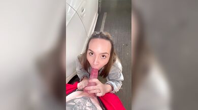 Pompino nel parcheggio del centro commerciale fidanzata