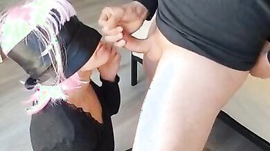 Pompino con benda con schizzata in gola