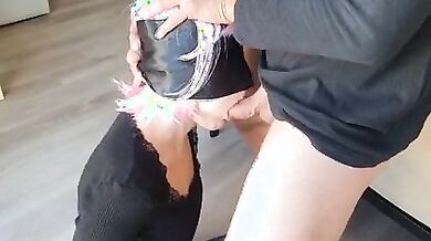 Pompino con benda con schizzata in gola