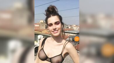 Troia sulla terrazza reggiseno trasparente