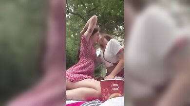 Dora e Ambra sesso all'aperto lesbiche onlyfans