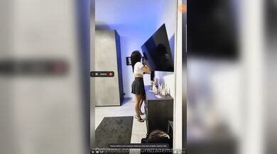 Mamma non è in casa me lo fai un pompino?