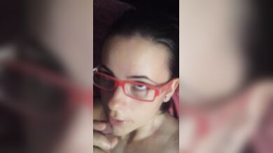 Fidanzata con occhiali facciale