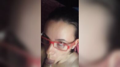 Fidanzata con occhiali facciale