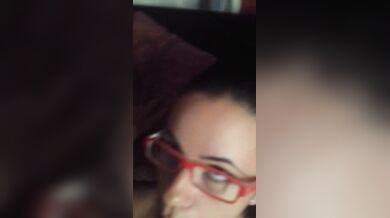 Fidanzata con occhiali facciale