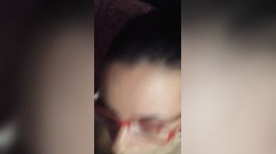 Fidanzata con occhiali facciale