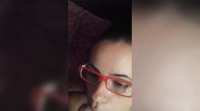 Fidanzata con occhiali facciale