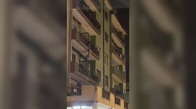 Amante nudo sul balcone che scappa per il rientro del cornuto
