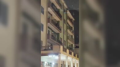 Amante nudo sul balcone che scappa per il rientro del cornuto