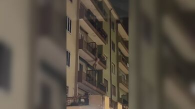 Amante nudo sul balcone che scappa per il rientro del cornuto