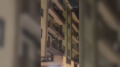 Amante nudo sul balcone che scappa per il rientro del cornuto