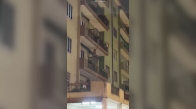 Amante nudo sul balcone che scappa per il rientro del cornuto